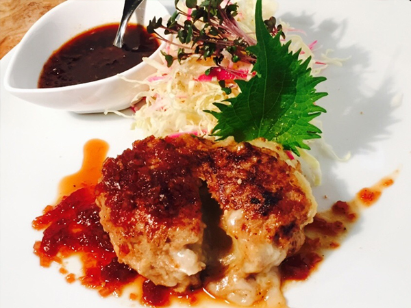 中からとろ~り、ポテサラinハンバーグ